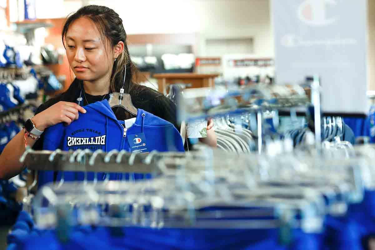 Female student wearing 博彩网址大全 Gear shopping at the bookstore