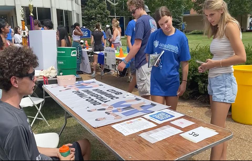 Students at a 博彩网址大全 Involvement Fair Table.