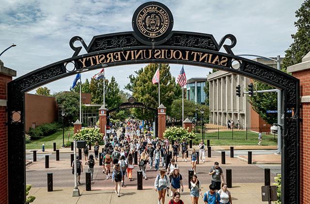 Aerial shot of students walking under 博彩网址大全 arches